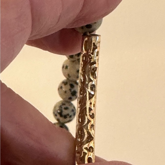Kinsley Armelle Speckled Stretch Stone Bracelet with a Gold Tone Design Signed - Picture 5 of 7
